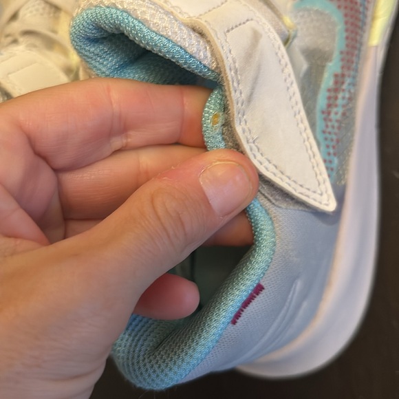 Nike x Kyrie Flytrap 5’1 World 1 People - Picture 6 of 7